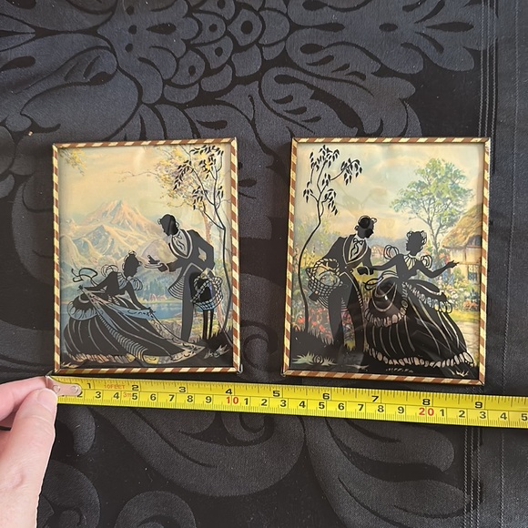 1930s reverse painted convex bubble glass silhouettes, courting scene, pair - Picture 7 of 8